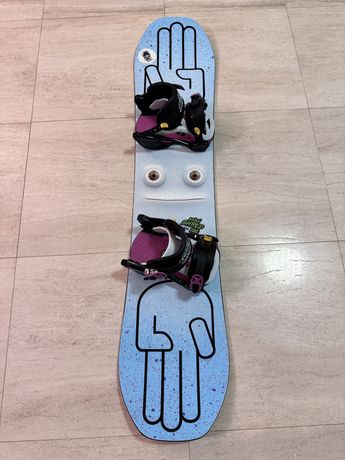 Deska snowboardowa dla juniora Bataleon Minishred 120 z wiązaniami
