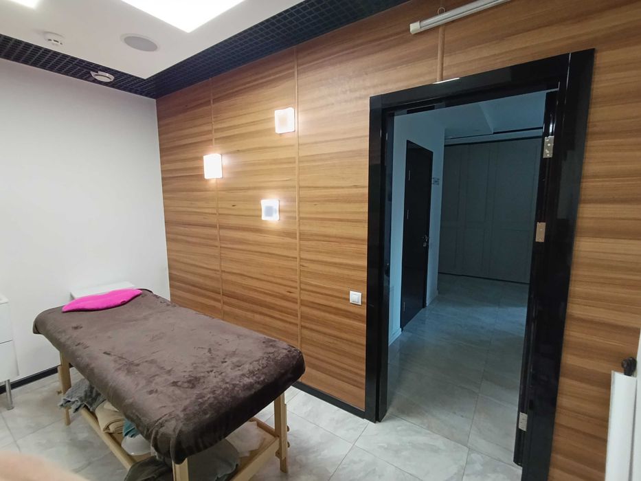 Є Світло в кабінеті 8 м2 кушетка вода в салоні краси Івасюка Оболонь