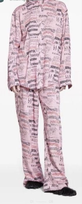 Костюм в пижамном стиле от Balenciaga.