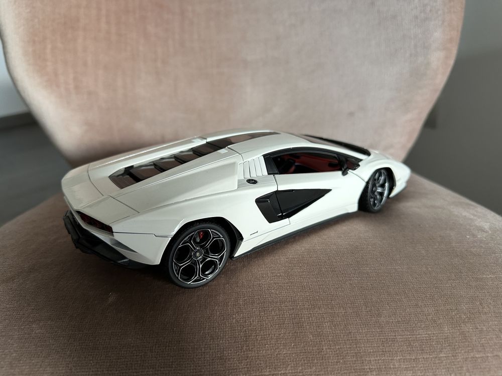 Lamborghini Countach LPI 800-4 Maisto 1/18