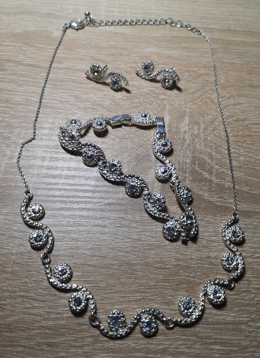 Zestaw biżuterii naszyjnik, bransoletka i kolczyki