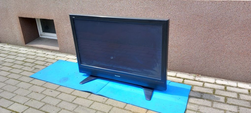 Telewizor Panasonic 42 cale. Do gier, na działkę, itp.