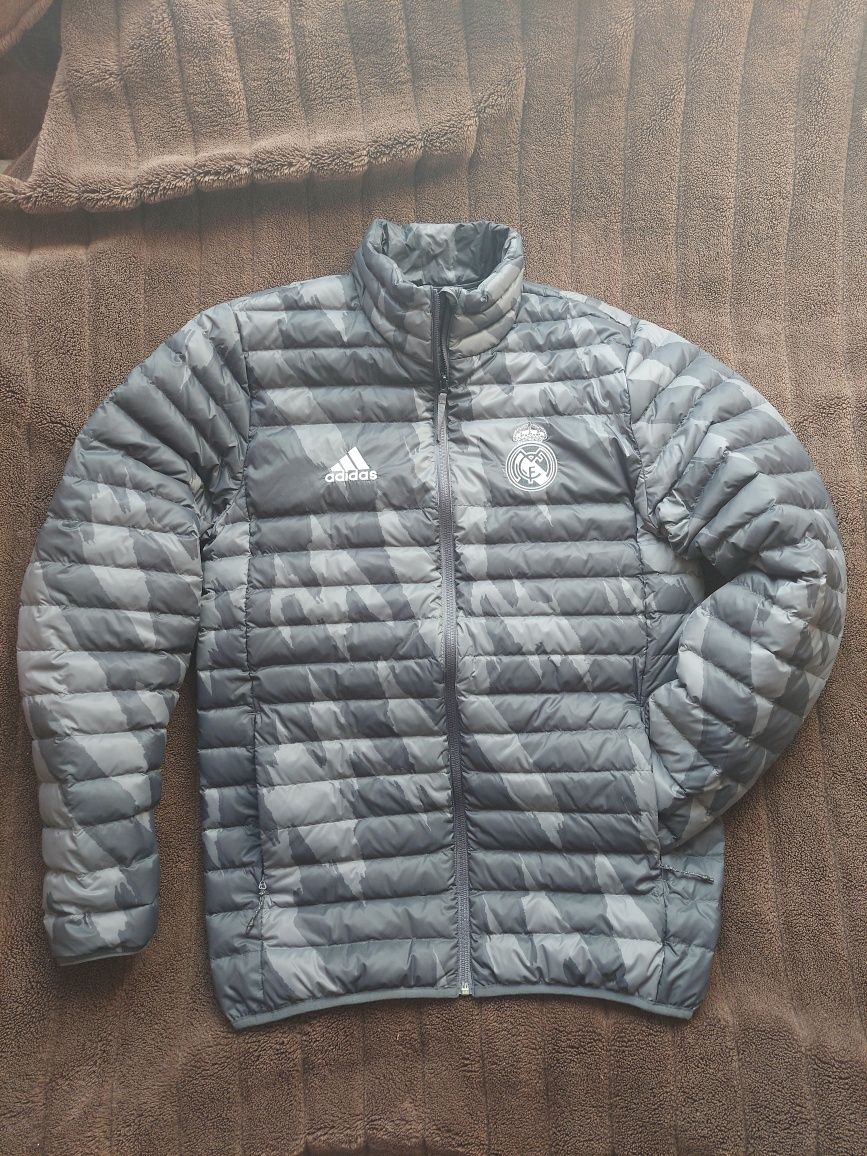 Куртка ультралегка фірми Adidas REAL MADRID  оригінал 

Розір:  S

Ста