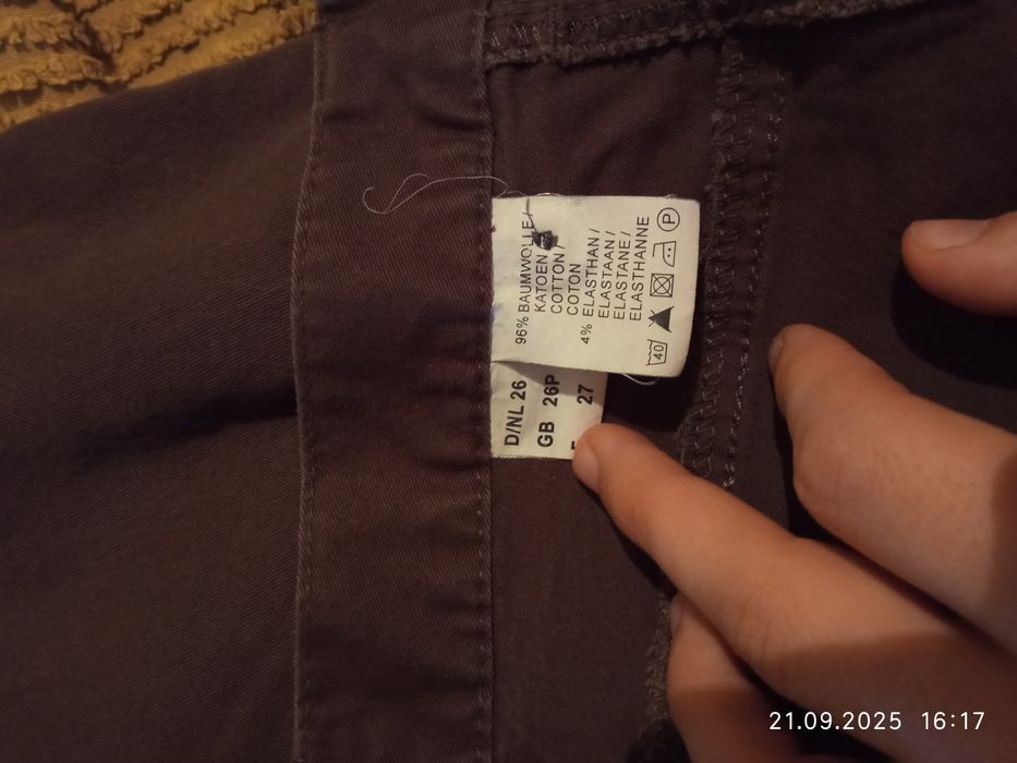 Темно коричневые джинсы