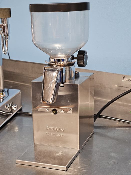 Młynek do kawy żarnowy