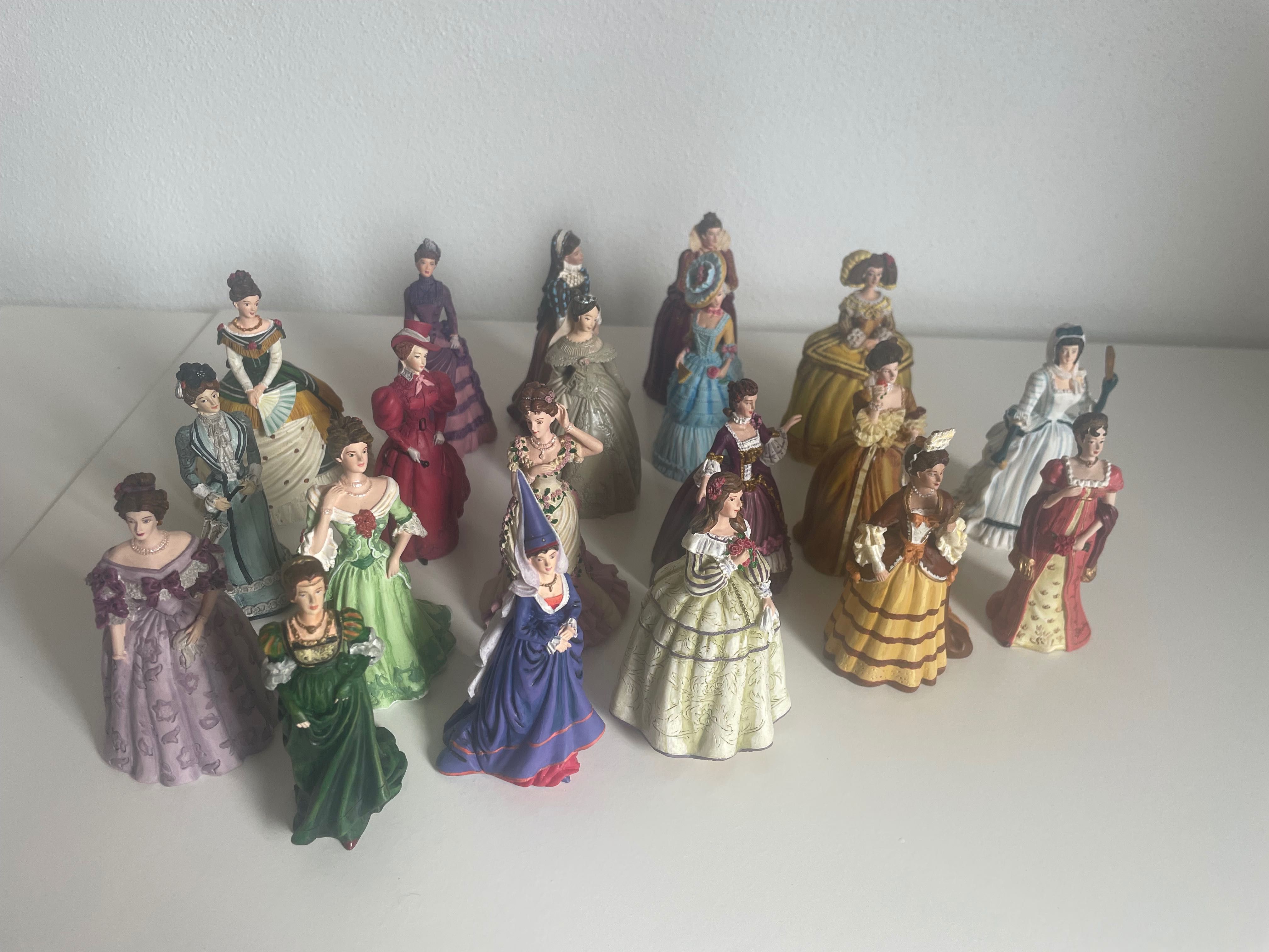 Coleção bonecas com trajes senhoriais