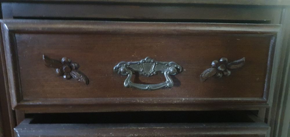 Mesa de cabeceira antiga em madeira maciça