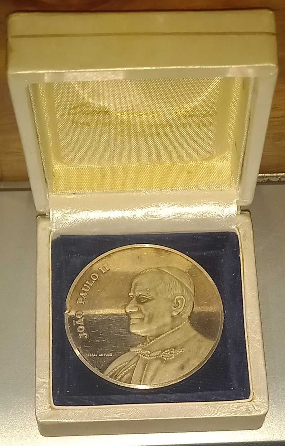 Medalha Prata do Papa João Paulo II (1982).