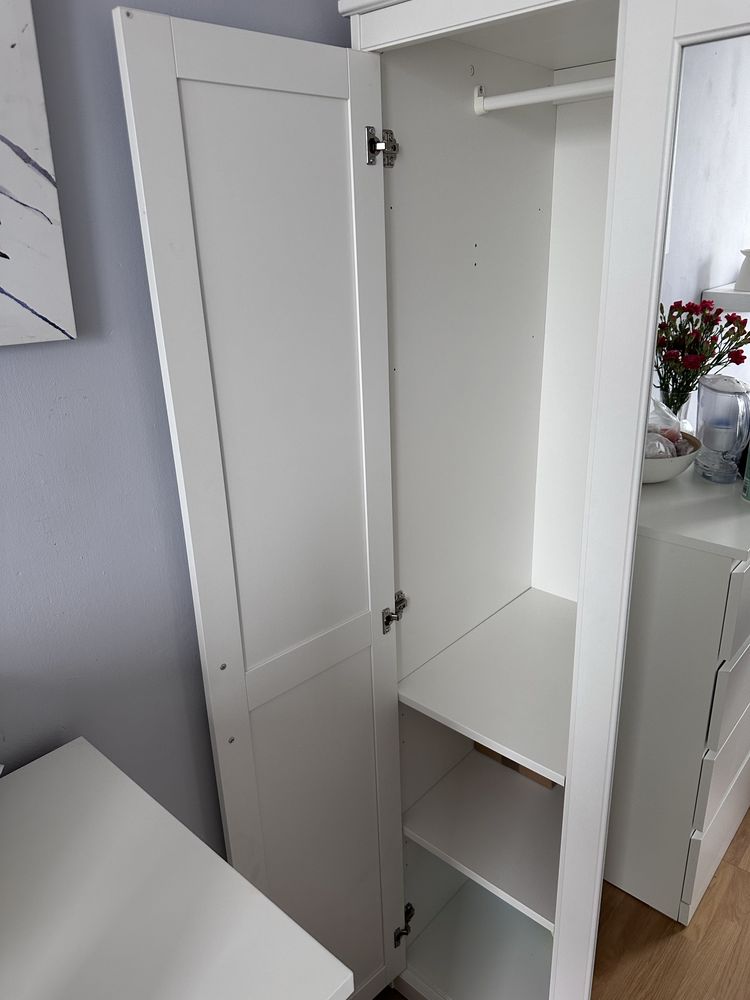 Biała szafa trzydrzwiowa z lustrem IKEA