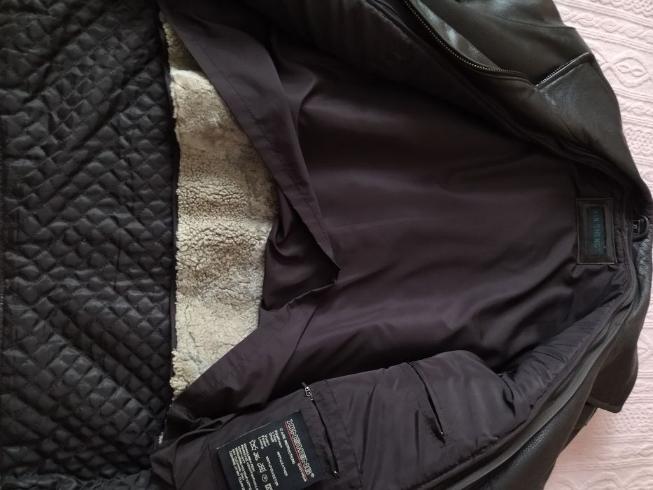 Шкіряна зимова чоловіча куртка.