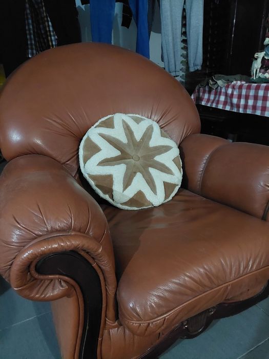 Conjunto Sofás em Pele + Almofadas