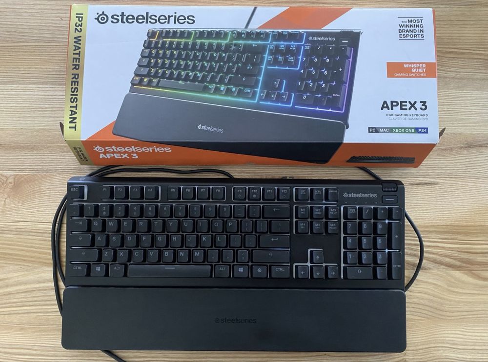 Klawiatura Steelseries APEX 3 RGB przewodowa. Podkładka pod nadgarstki