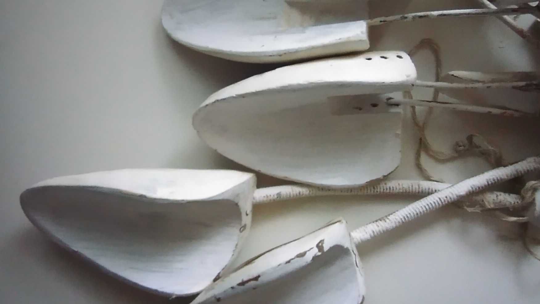 3 pary prawideł drewnianych do butów, zdobionych techniką decoupage