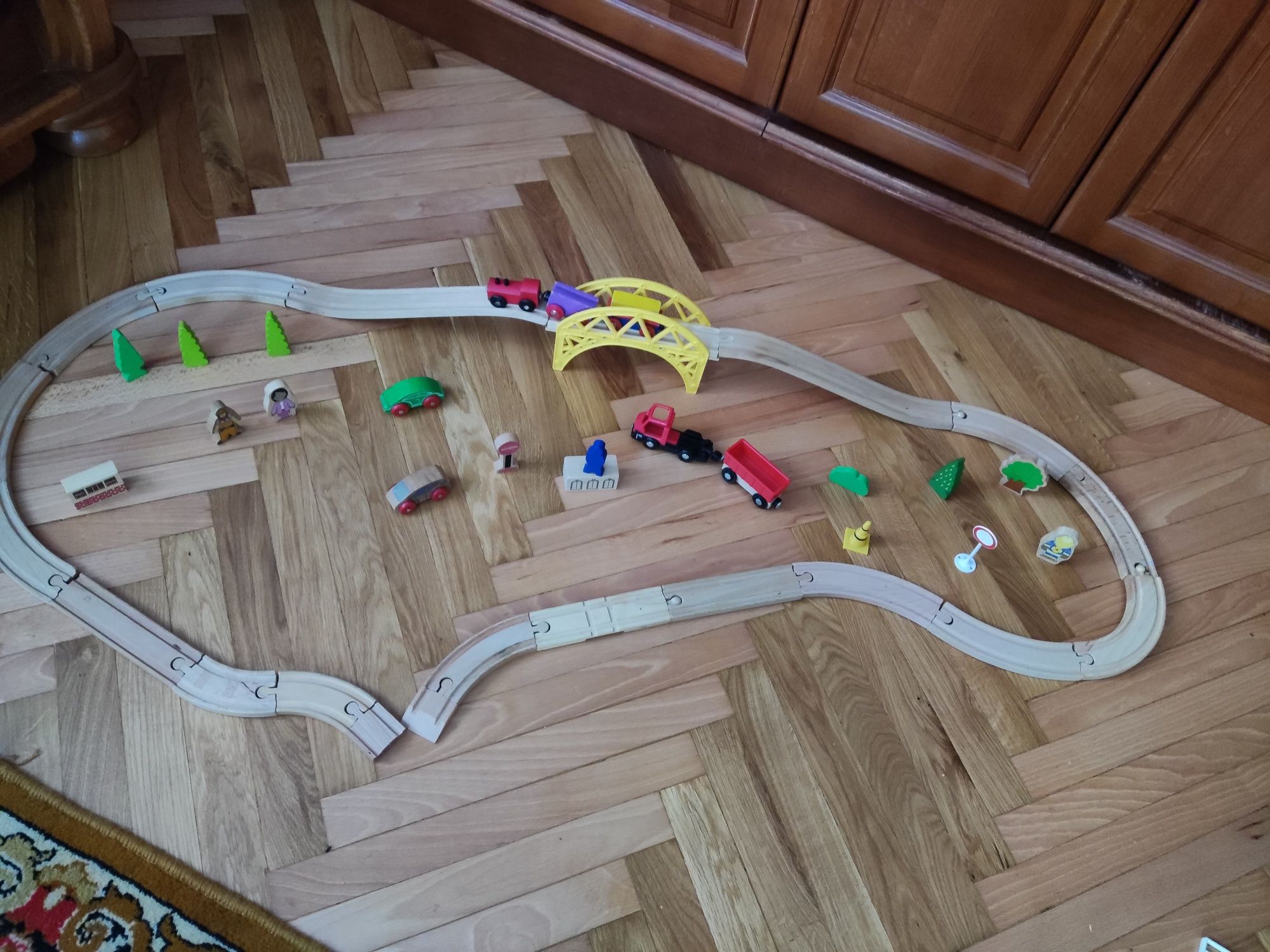 Дерев'яні  вагончики з мостом, шлагбаумом.