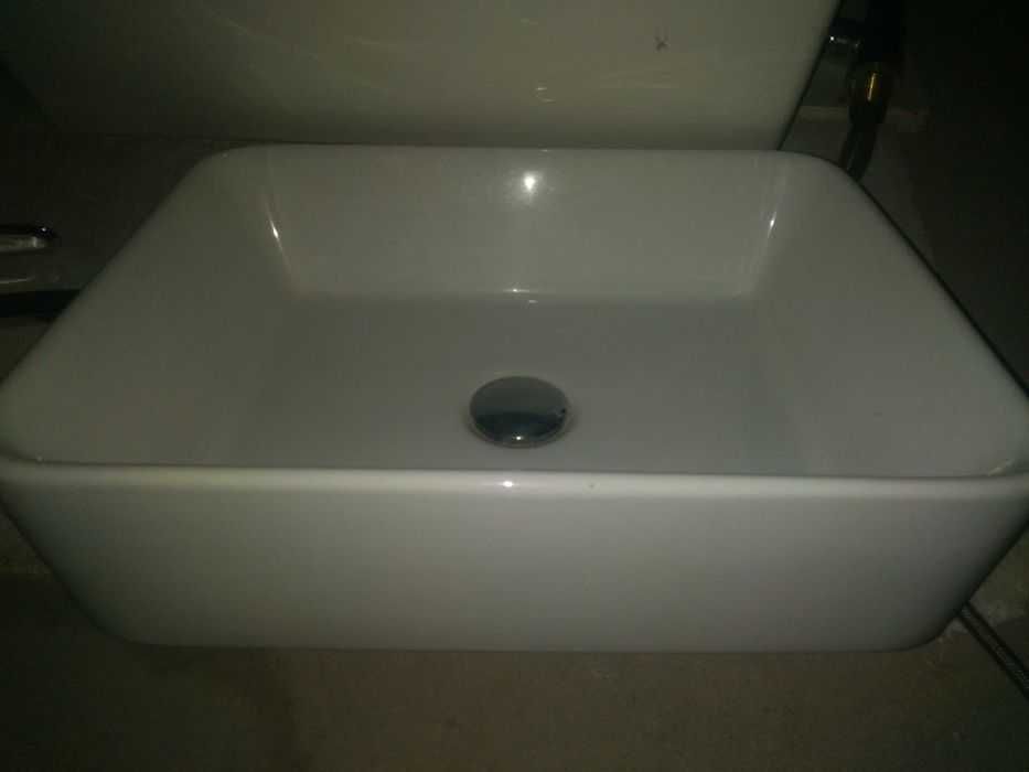 Wanna narożna i umywalka nablatowa