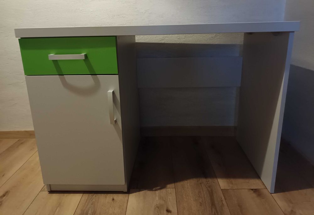 Używane biurko do pokoju dziecięcego