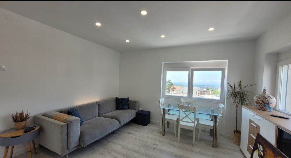 Sofá e mesa de jantar