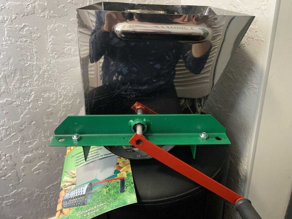 Ручна терка корморізка подрібнювач кормодробилка для коренеплодів