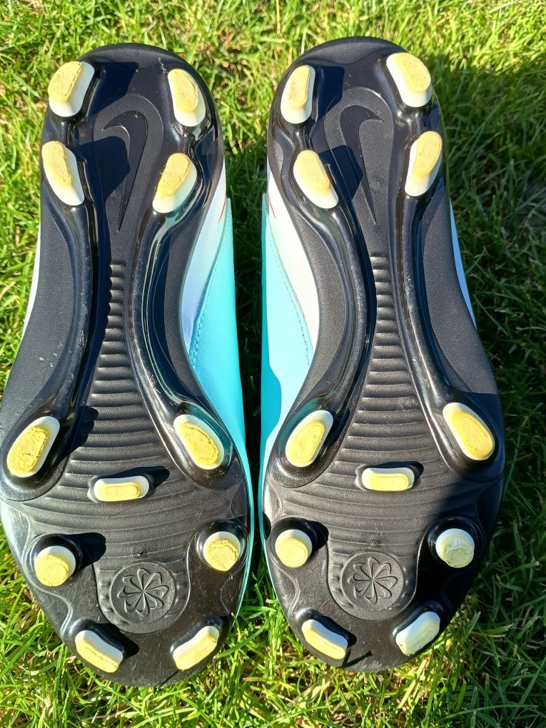 Buty korki dziecięce Nike Jr Phantom Luna II rozmiar 35
