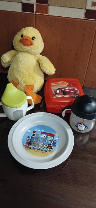 Посуд для малюків та іграшка