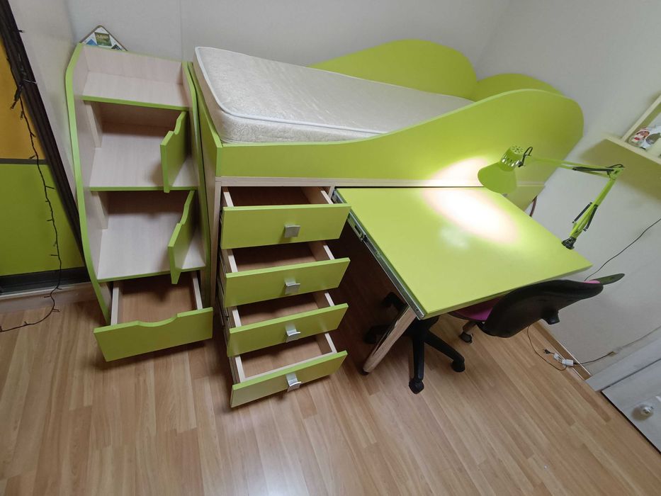 Продам ліжко-гірка з матрацом, стільцем, лампою та поличкою