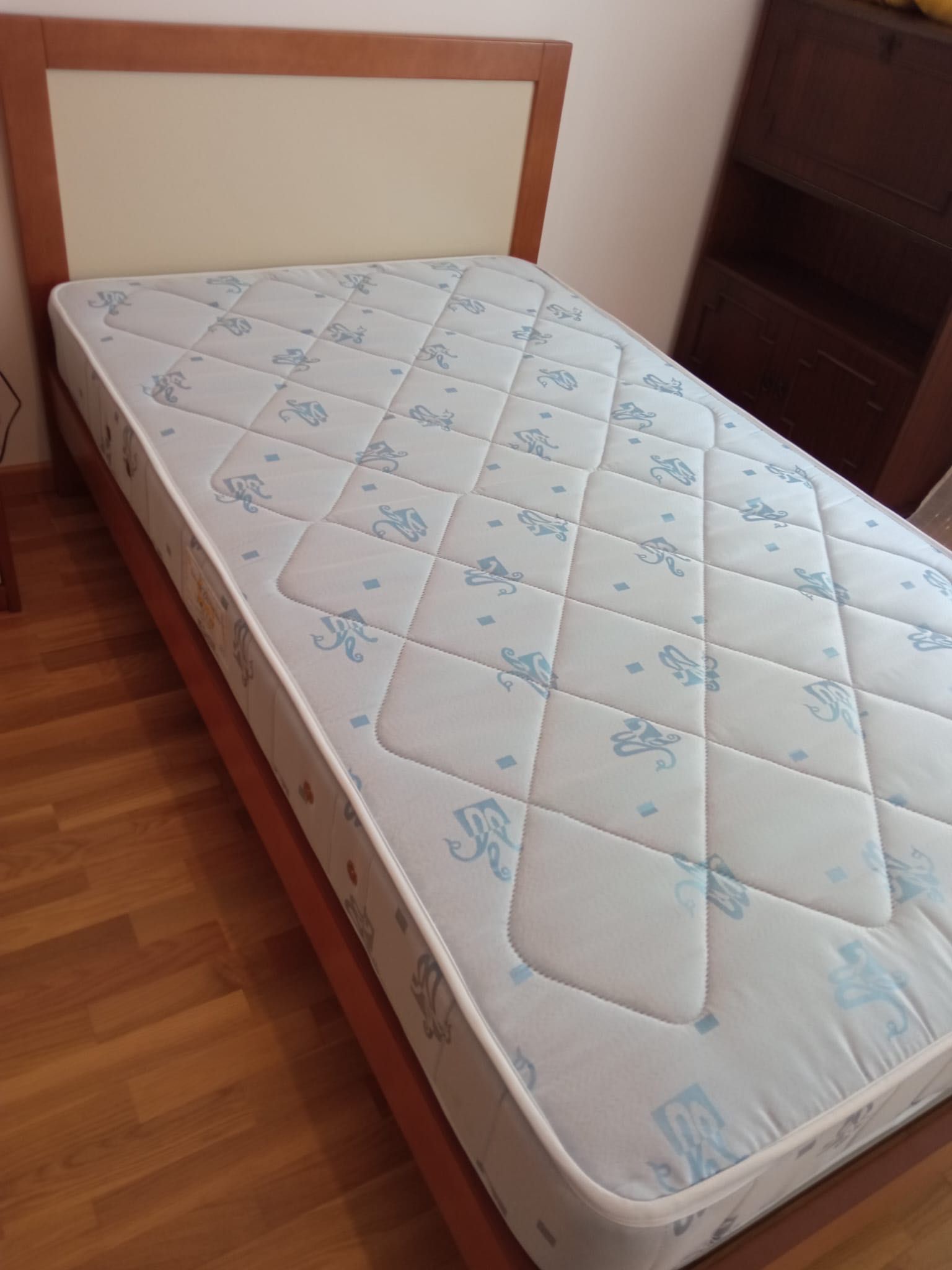 Conjunto cama corpo e meio, colchão e mesa de cabeceira