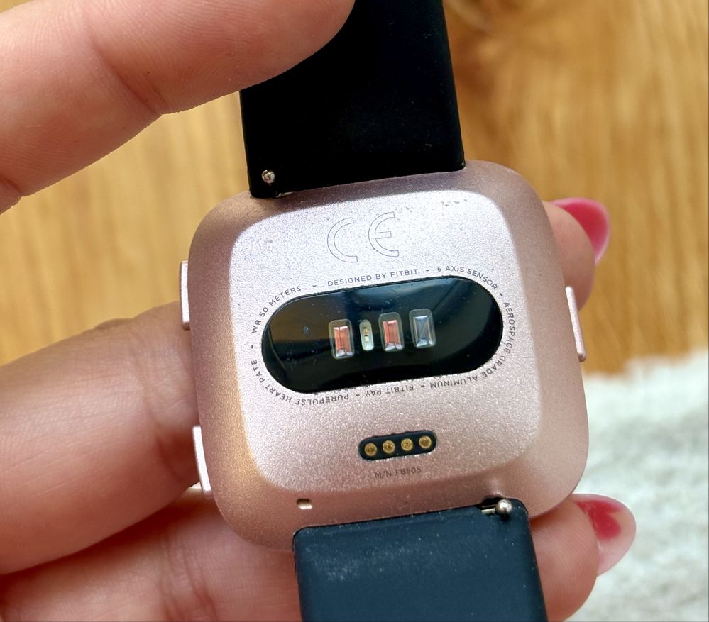 Conjunto Fitbit Versa 1 rose gold + carregador + 6 pulseiras