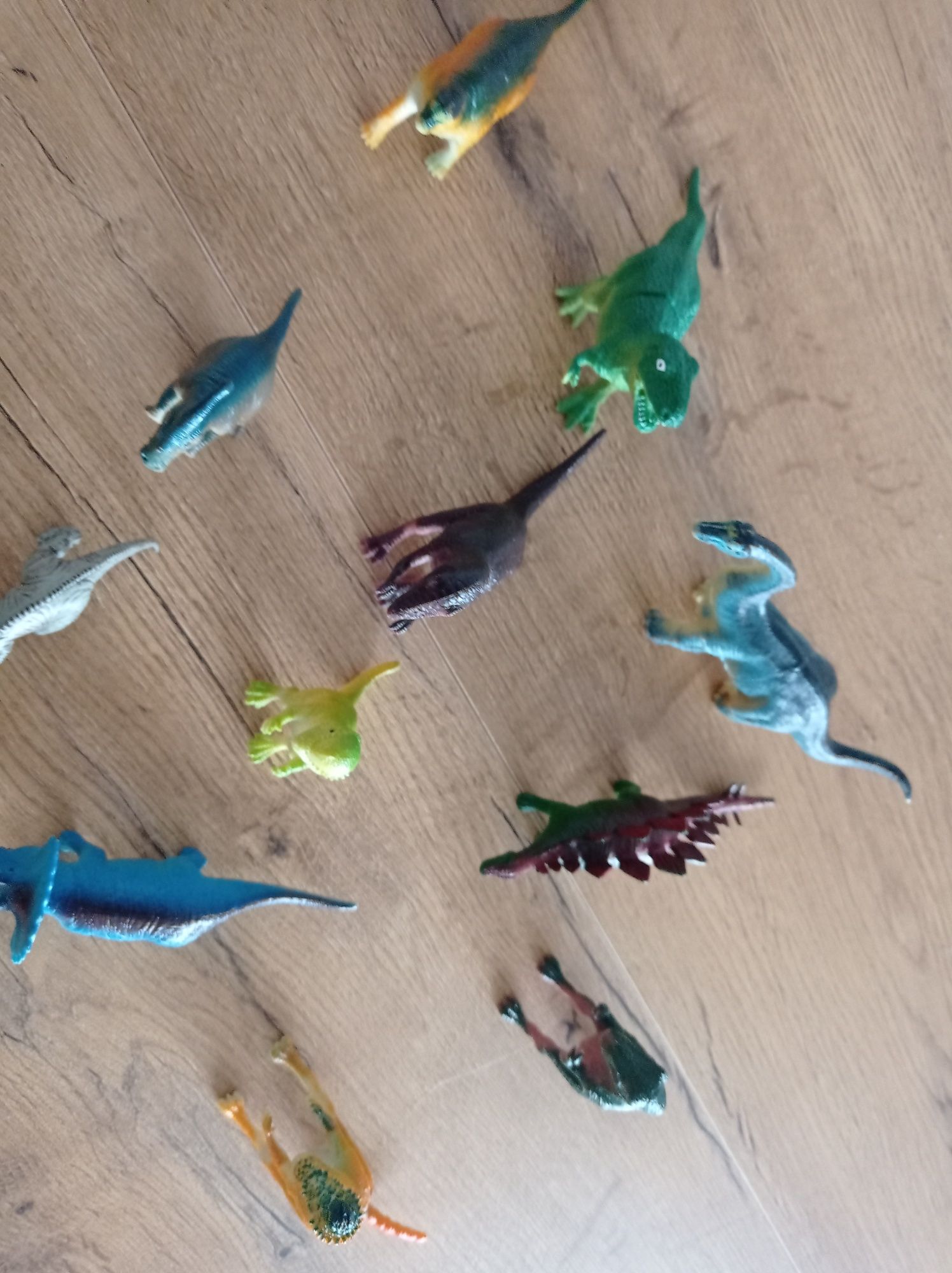 Zestaw 11 sztuk dinozauraury plastikowe / figurki