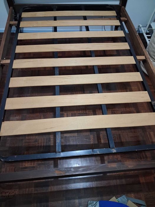 Cama de casal de madeira com colchão de molas de oferta.