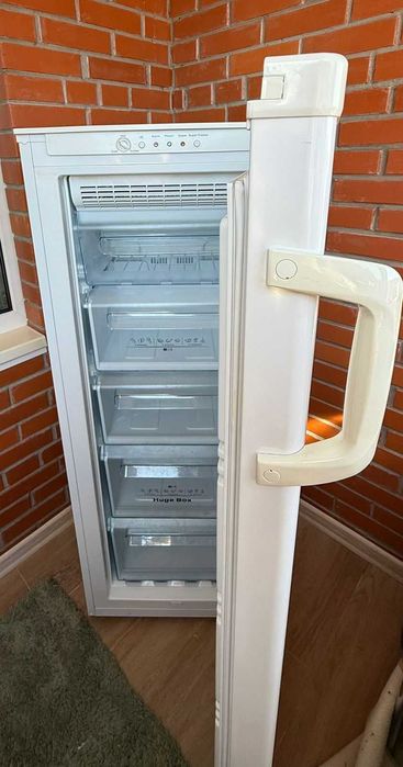 Продаю морозильну камеру (система No Frost) Hisense RS-22DC4SJA