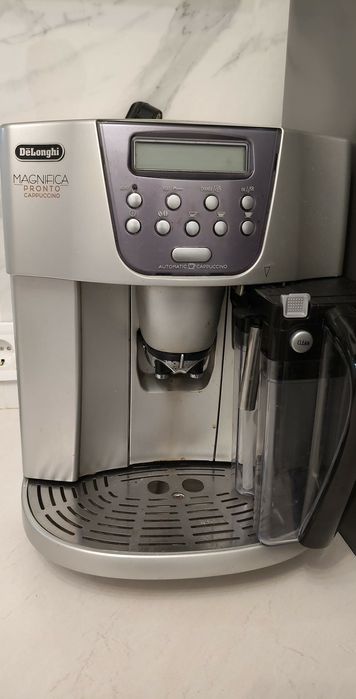 Кавова машинка DeLonghi