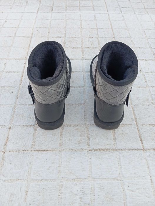 Botas em pêlo cinzentas e pretas