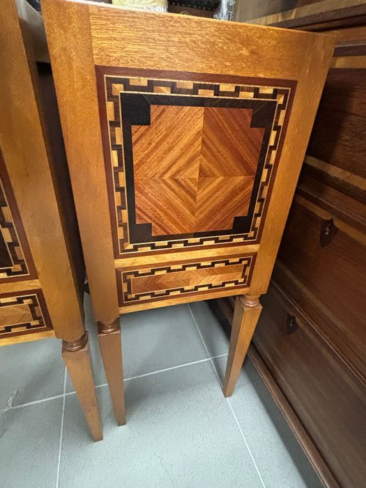 2 mesas de cabeceiras em madeira de cerejeira com tampo em mármore