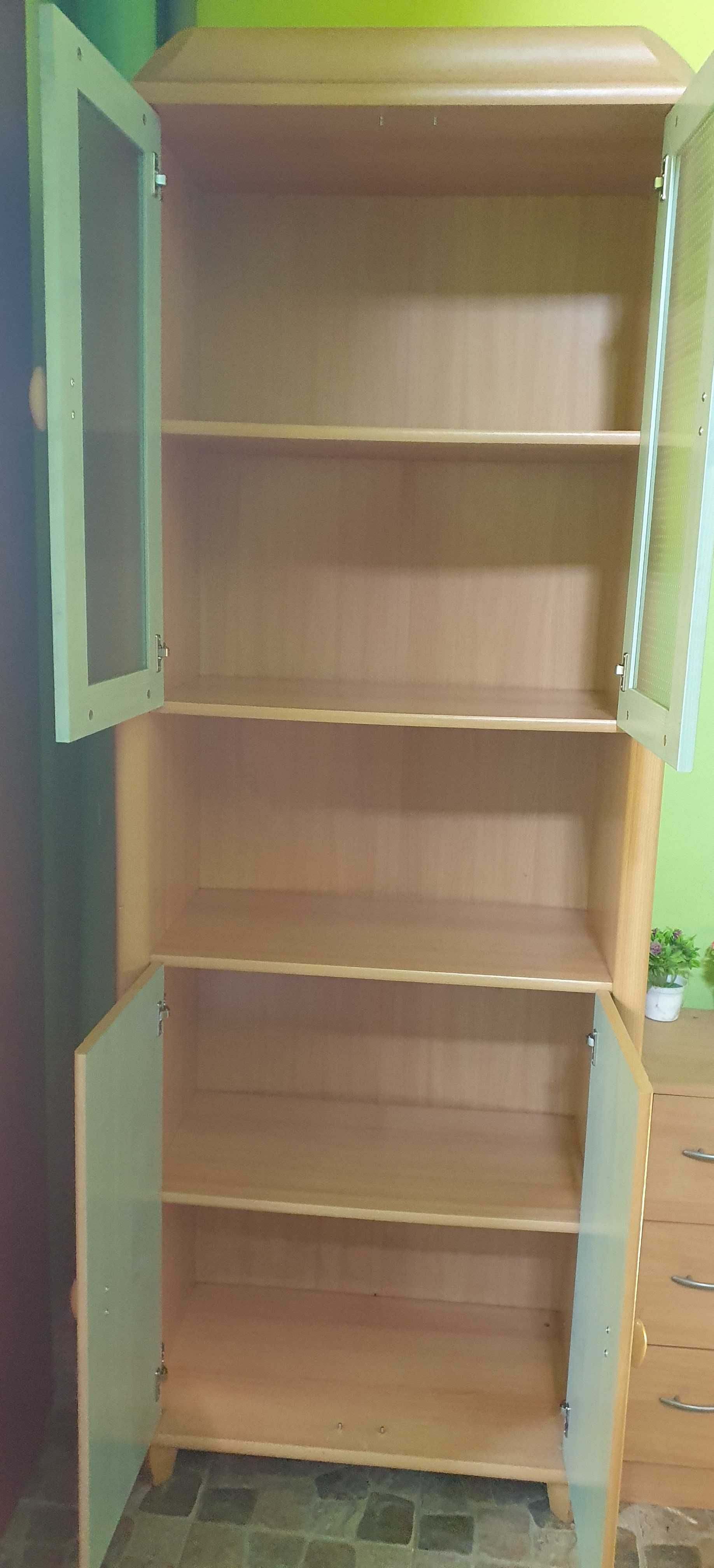 Witryna oszklone drzwi.