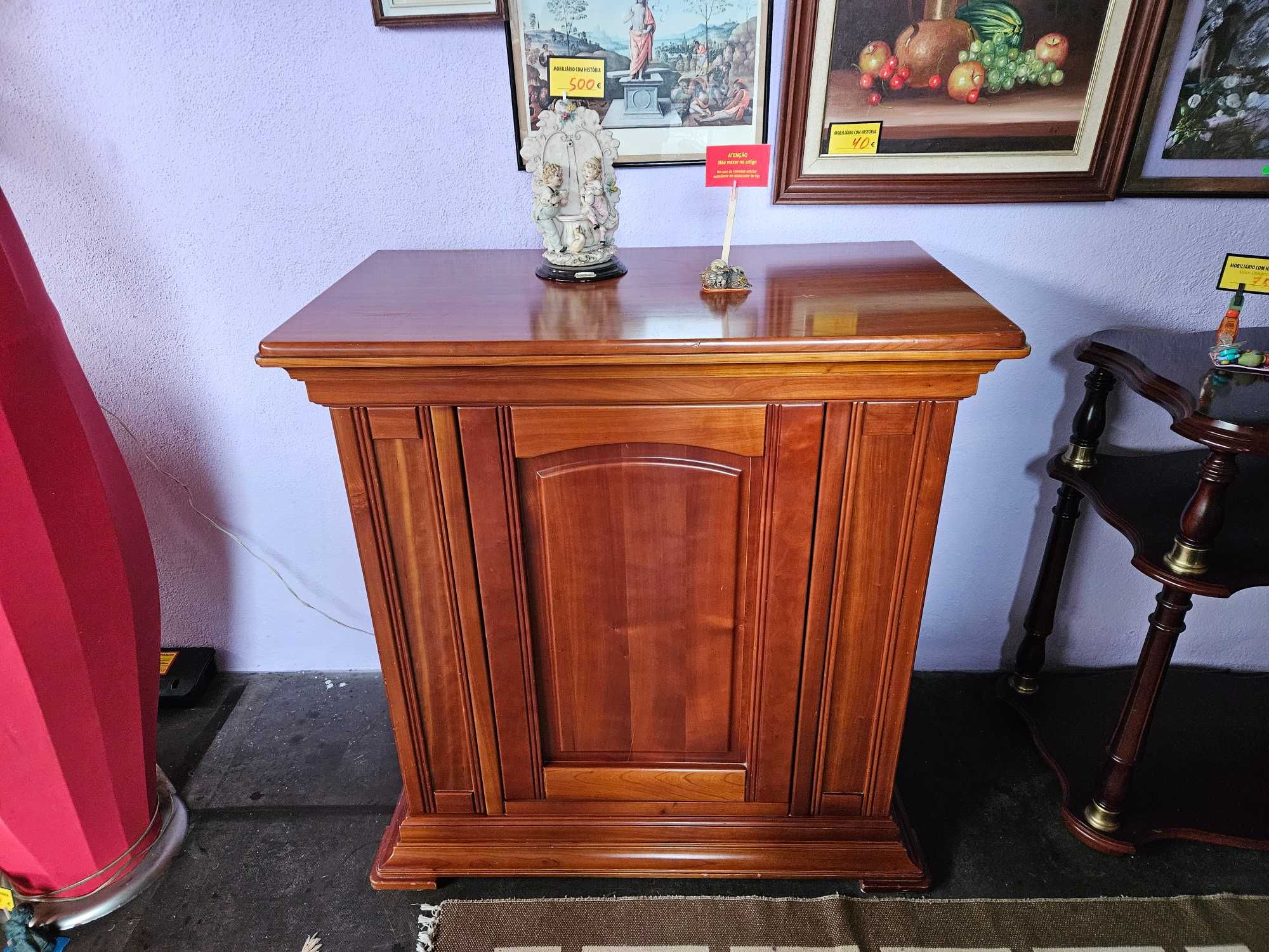 Móvel bar com abertura única e exclusivamente de forma elé