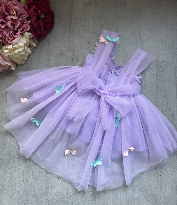 Розкішна бузькова сукня з метеликами на 1 рік