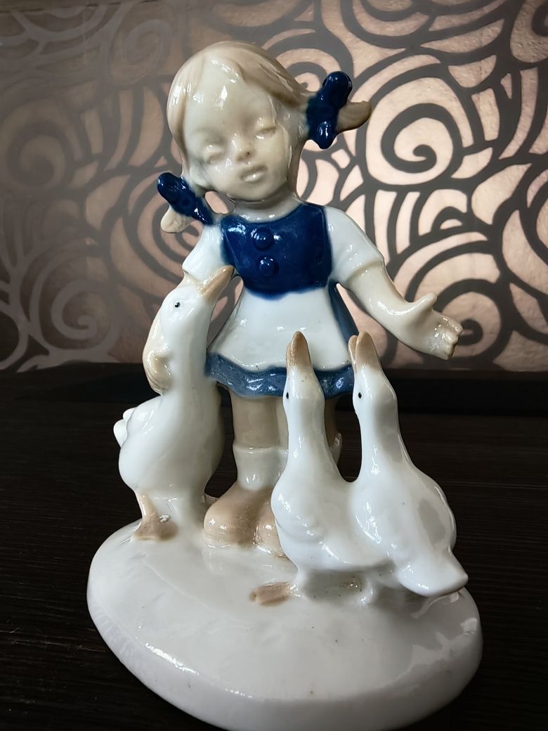 Figurka z porcelany Hertwig dziewczynka z gąskami