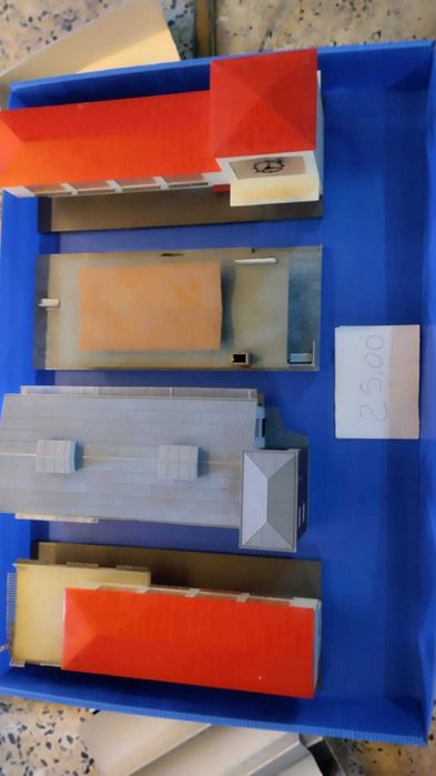 diversos edificios na escala HO