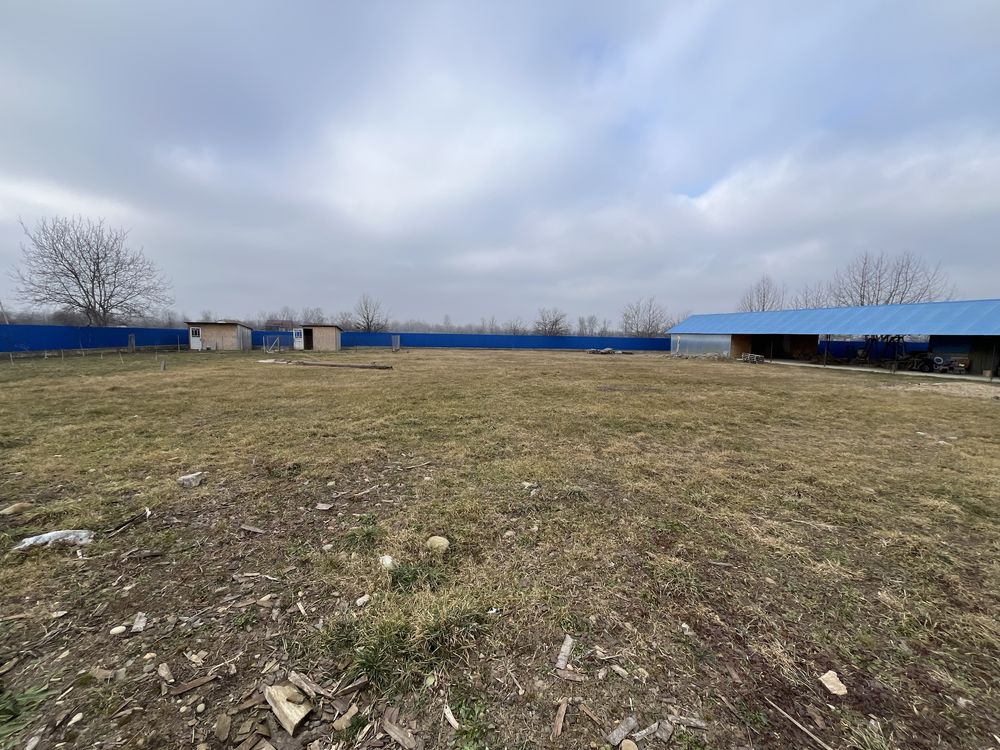 Продам 1га землі з складами і хатою