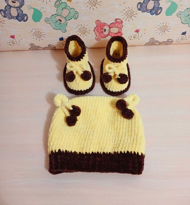 Набір, шапочка та пінетки з плюшевої пряжі.