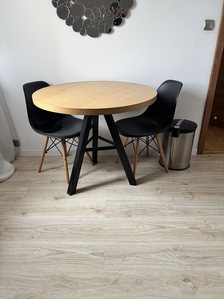 Stół w stylu skandynawskim loft. Stalowe nogi