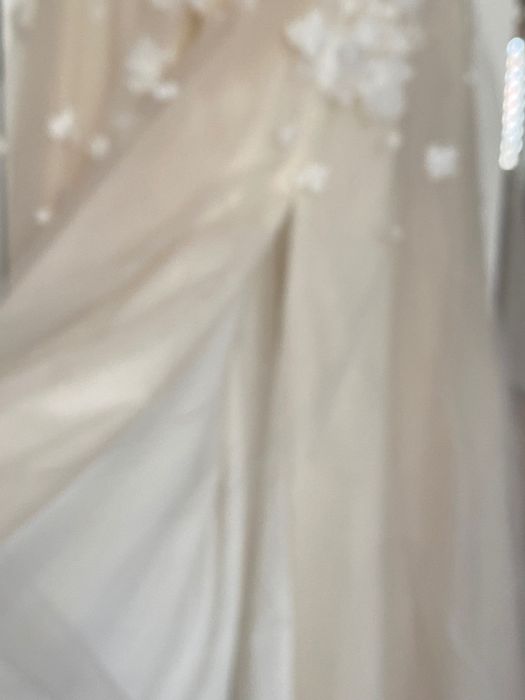 Suknia Ślubna z rozcięciem na nogę r.S