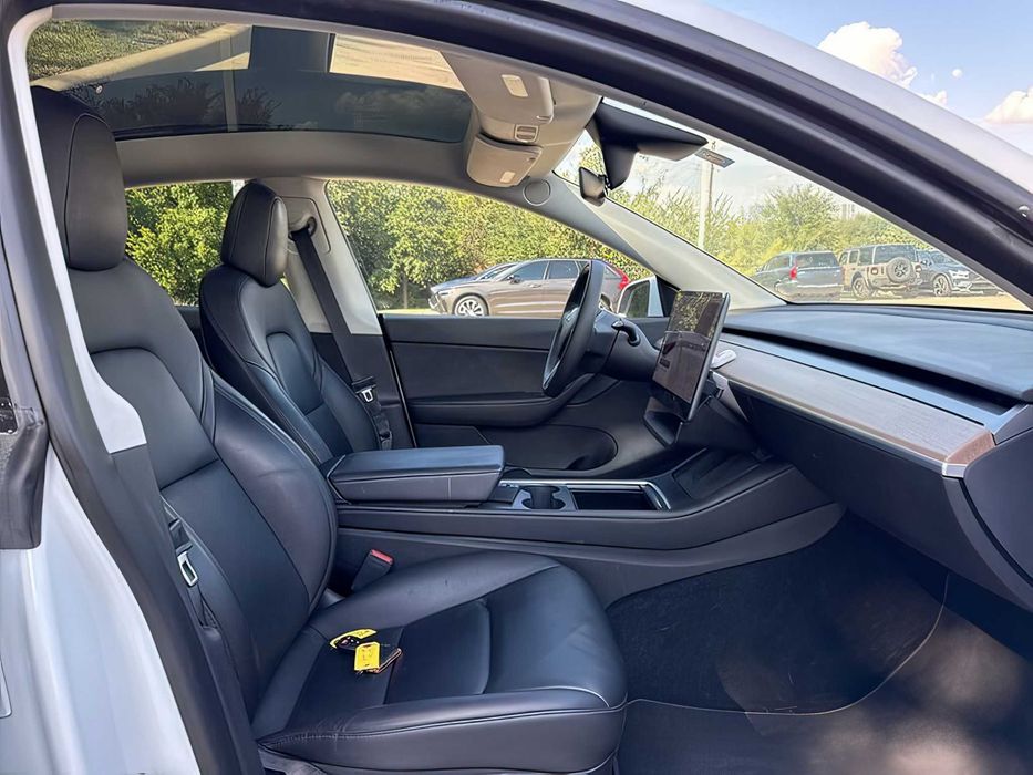 Tesla Model Y      2022