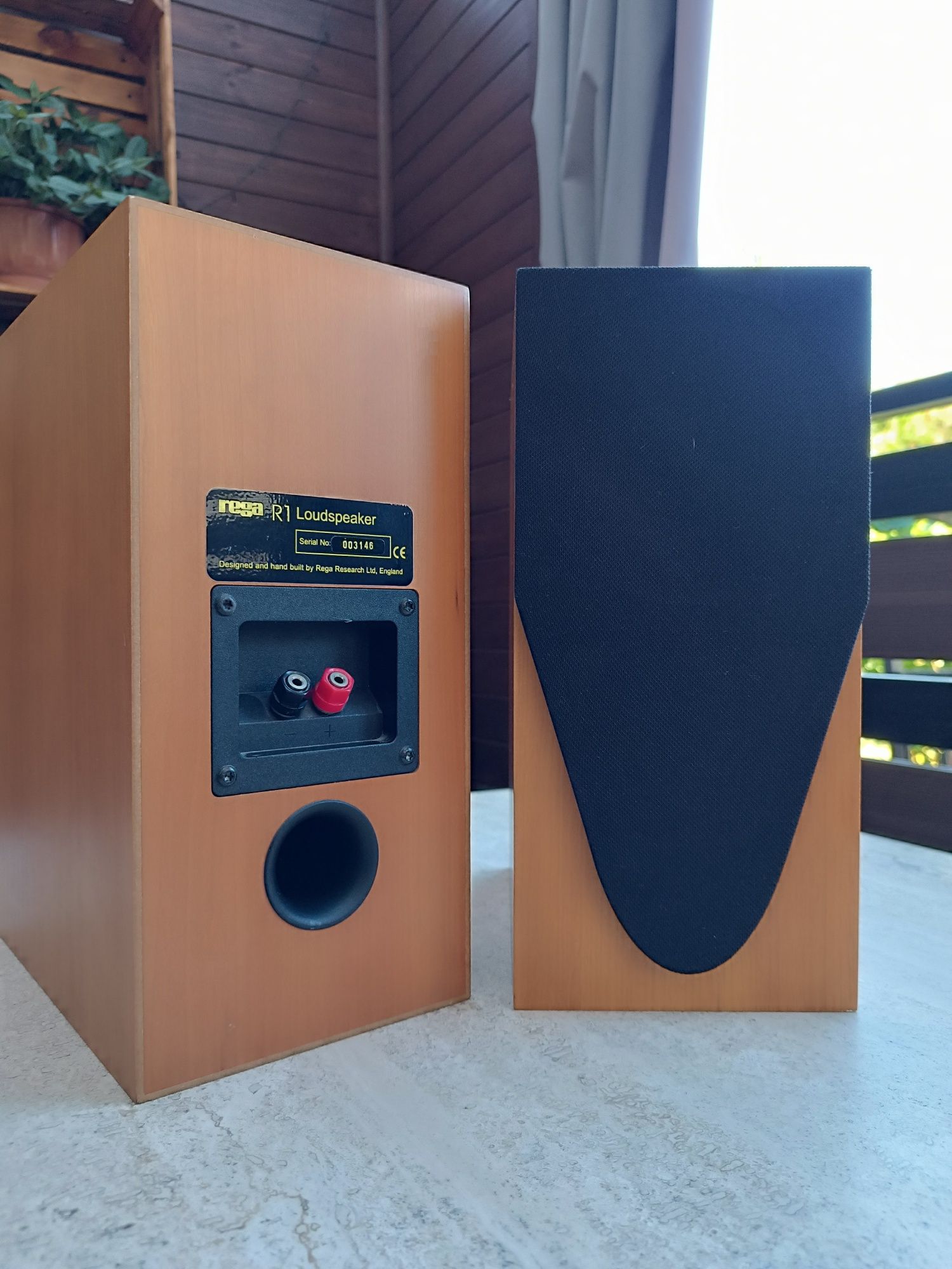 Kolumny podstawkowe Rega R1 loudspeaker