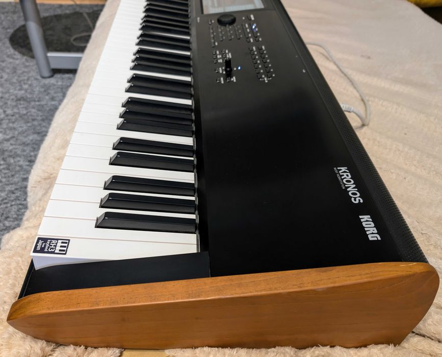 Korg Kronos 2 88 + case