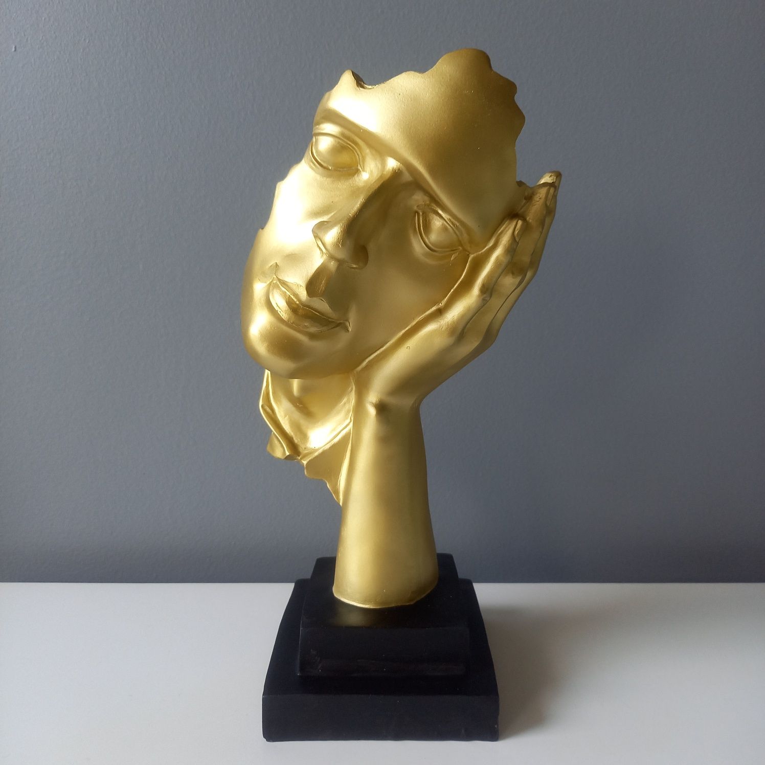 MYŚLICIEL nowoczesna statuetka rzeźba złota 32 cm