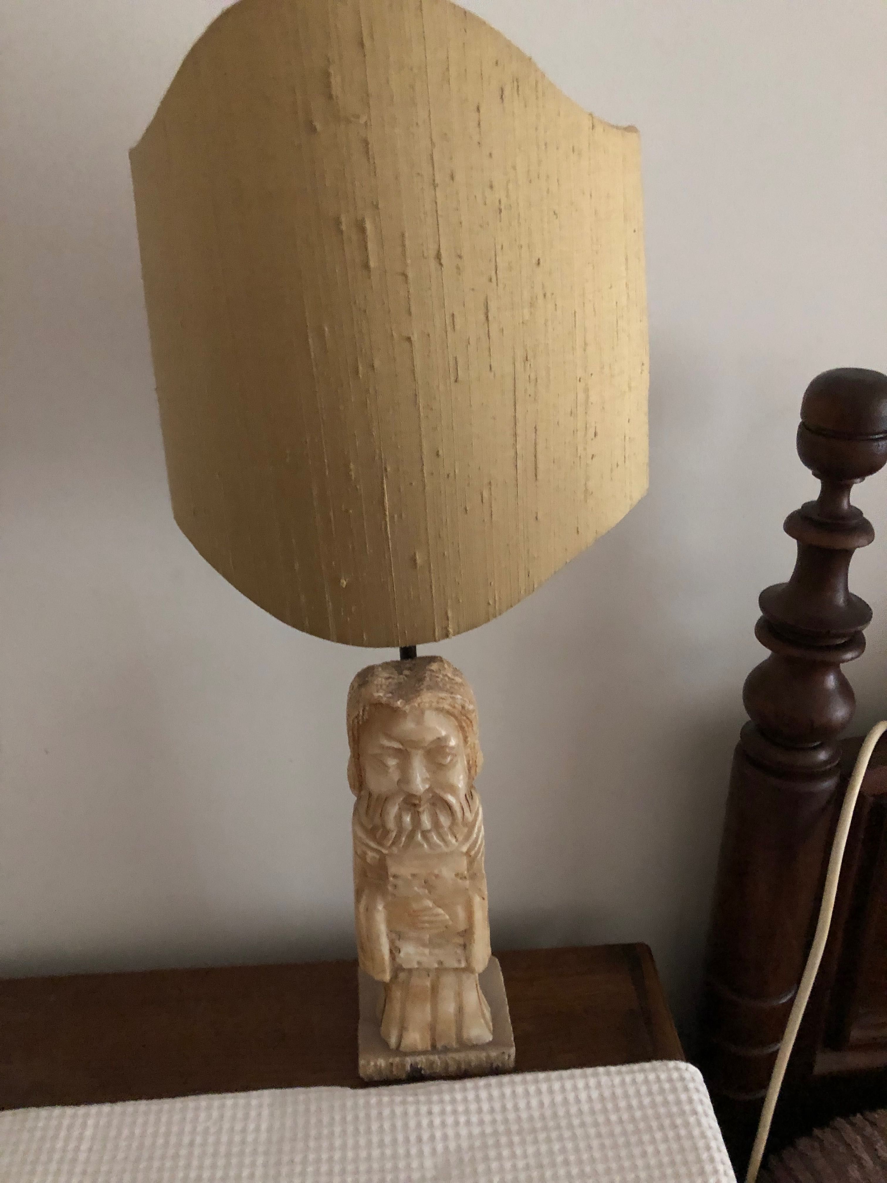 Candeiros de mesa com estatueta