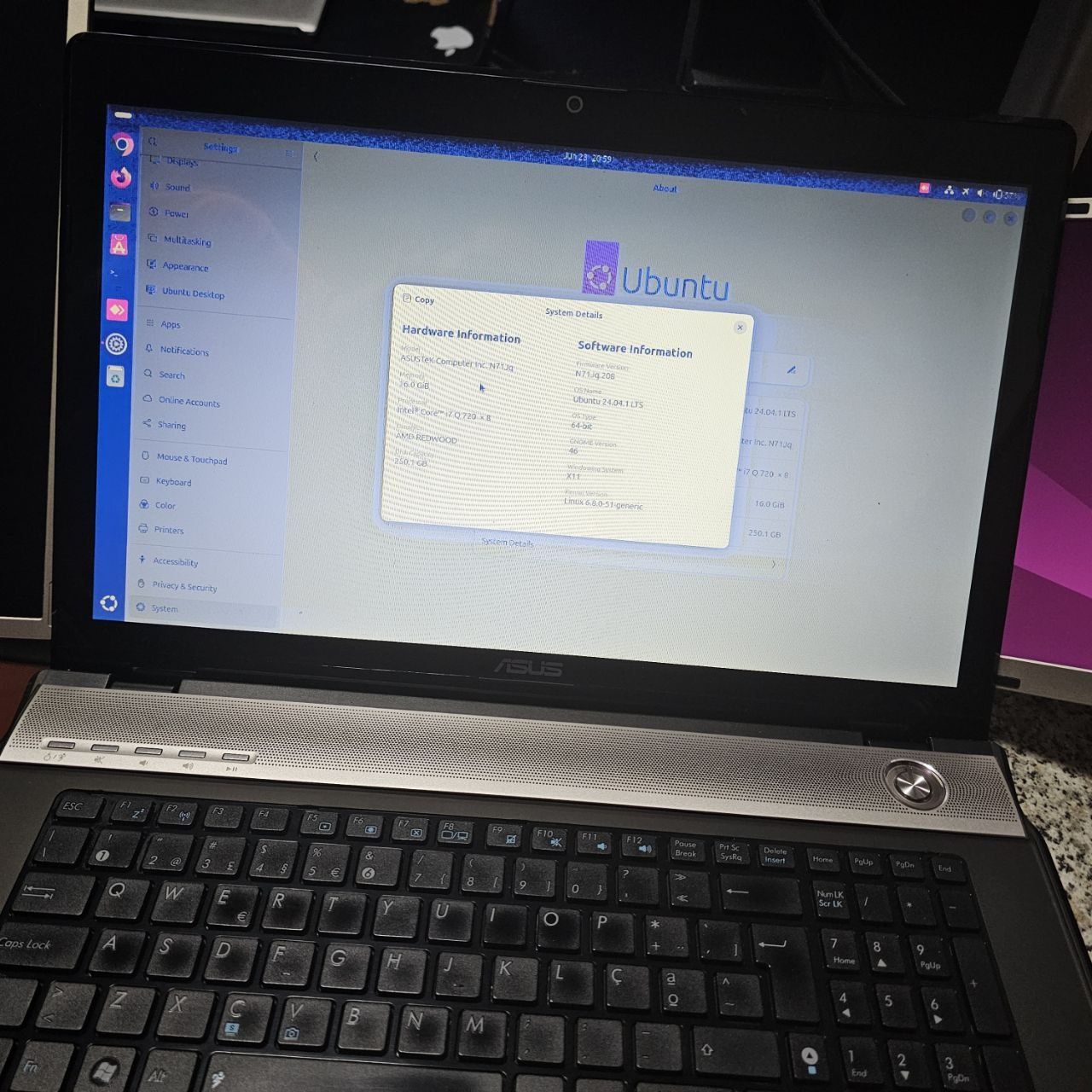 Portátil Asus, 3 Monitores, 1 SAMSUNG Galaxy Buds2 Pro, 3 teclados