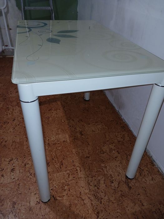 Стол кухонный,стеклянный