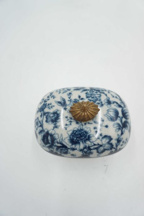 SZKATUŁKA puzderko porcelana z brązem